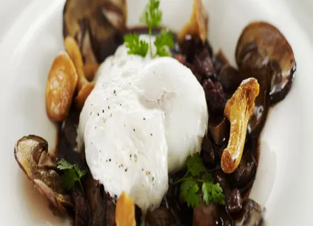 L'œuf façon meurette, mousseux de champignons & croquant au romarin