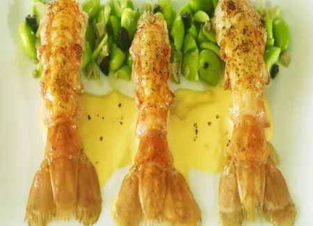 Langoustine royale poêlées à l'huile d'olive avec des fèves du japon relevées au wasabi et sauce porto blanc