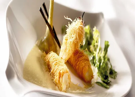 Langoustines en cheveux d'ange, beurre blanc à la vanille de madagascar et salade d'herbes fraîches