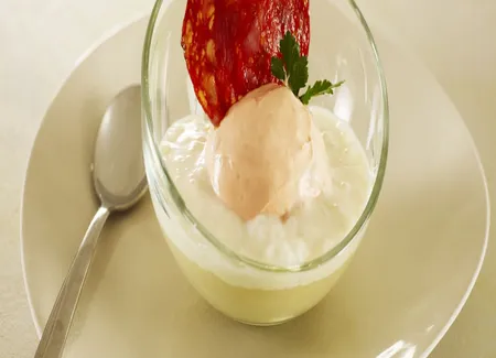 Le globe d'espuma artichaut, dés de chorizo et chips