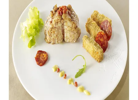Lotte piquée au chorizo, pont neuf d'aubergine, béarnaise de crustacés