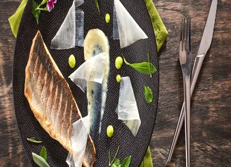 Loup de méditerranée, poireaux al dente, espuma de pomme de terre et pilpil de cabillaud