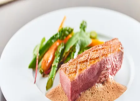 Magret de canard, écume d'orange, légumes printaniers