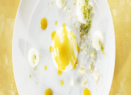 Mangue acidulée, streusel et blanc-manger coco, sorbet citron vert