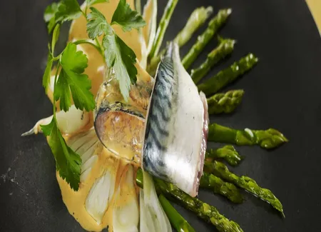 Maquereaux, fricassée d'asperges et sauce carotte épicée