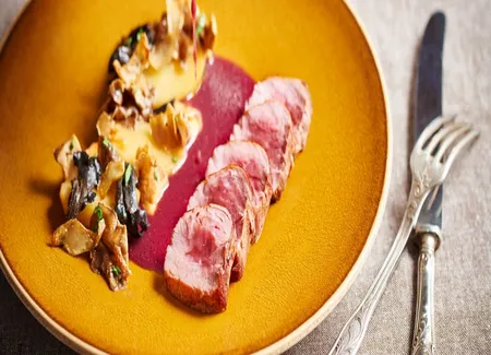 Marcassin rôti, sauce vin rouge, pommes de terre grenaille, champignons sauvages