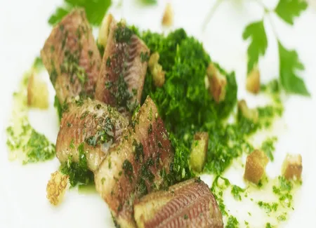Meunière d'anguilles fumées au persil plat