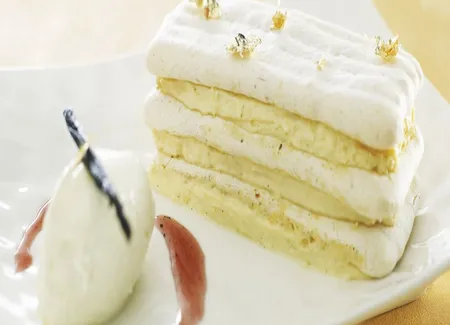 Millefeuille de macaron plat à la crème vanillée, jus de fraise et glace au fromage blanc