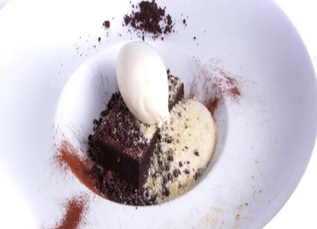 Mœlleux au chocolat, glace crémeuse au maïs grillé, mousse de popcorn