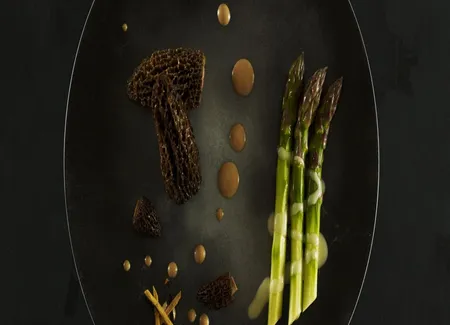 Mes premières morilles et asperge vertes à la racine de réglisse des bois