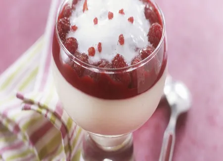 Mousse nacrée au litchi, framboises fraîches