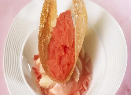 Nage de rhubarbe à la mélisse sur son parfait glacé fraise/violette et son granité