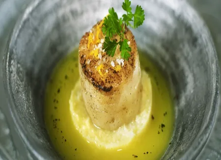 Noix de saint-jacques, compote de cœurs d'artichauts, beurre blanc aux agrumes et vanille