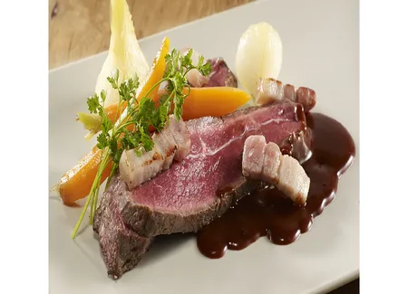 Paleron de jeune bœuf de race de sélection cuisiné façon "bœuf-carottes jeunes rôties au miel de printemps"