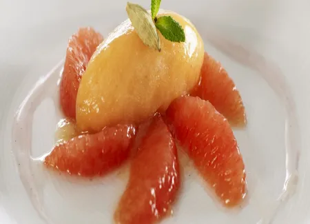 Pamplemousse rose, sirop à la cardamome verte et coquelicot
