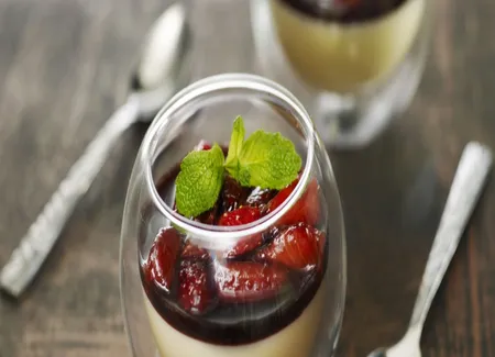 Panna cotta à la vanille, marmelade de fraises au vinaigre balsamique