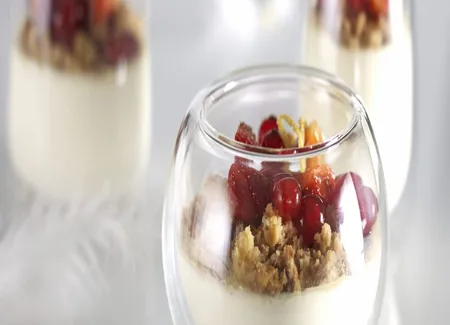 Panna cotta cerise, crumble de cacahuète
