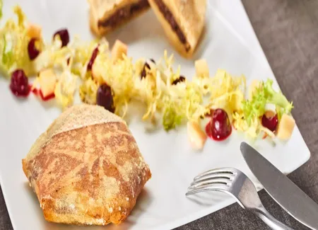 Pastillas de boudin noir, ananas et griottines, salade rossulaire