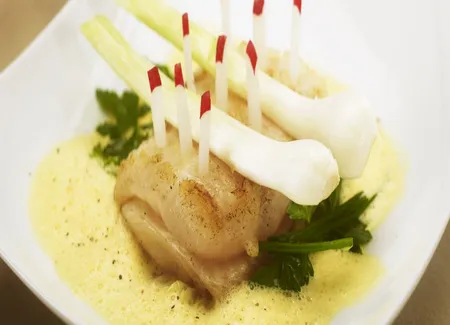 Pavé de flétan rôti sur des légumes verts thaï avec une sauce exotique parfumée au gingembre