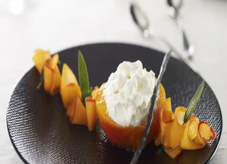 Pêche farcie à la faisselle rians et vanille bourbon, sirop à la sauge
