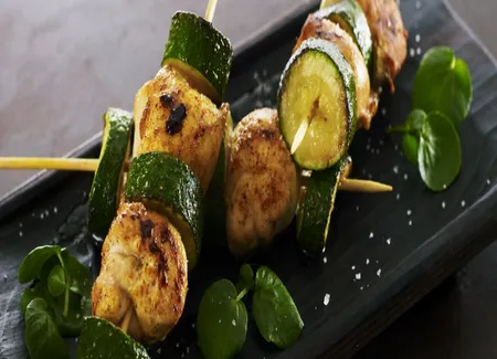 Petites brochettes de poulet et courgettes