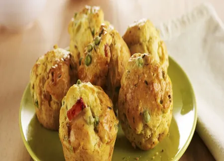 Petits muffins aux lardons et aux petits pois