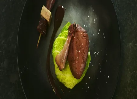 Pigeonneau de nid d'alsace, suprême et cuisse, chou farci de choucroute, sauce au chocolat xocopili