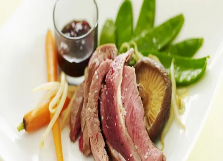 Plume de cochon ibérique, wok de légumes avec une sauce pimentée