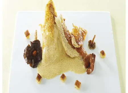 Poularde de culoiseau rôtie, champignons sauvages, sauce albuféra