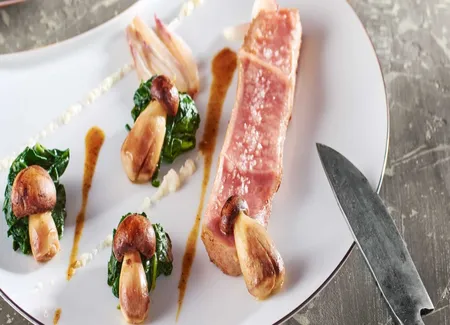 Quasi de veau à la plancha, épinards sautés et cèpes poêlés, sauce au raifort et jus corsé