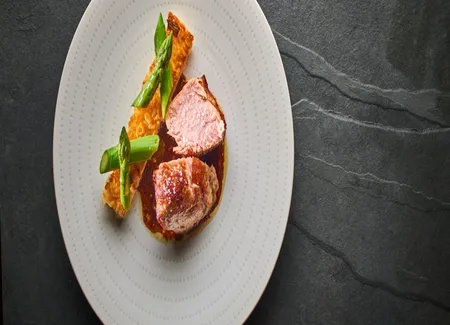 Quasi de veau rôti, risotto croustillant, asperges, jus au garam massala