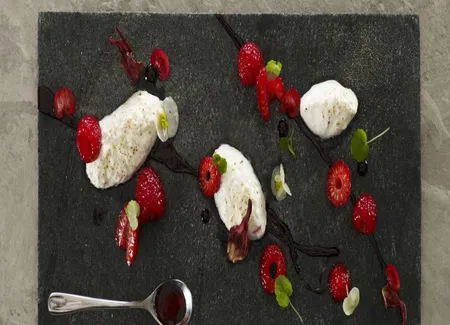 Quenelles de faisselle rians au poivre long, framboises et jus d'hibiscus