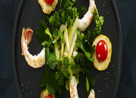 Queues de langoustines aux aromates, pâtissons et fenouil