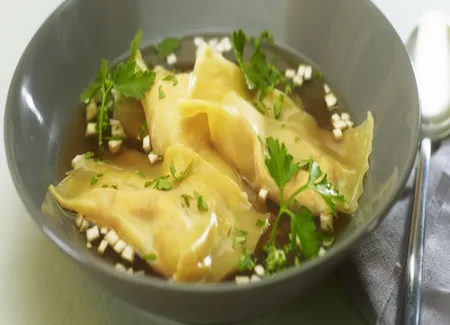 Ravioles de foie gras de canard en consommé de légumes