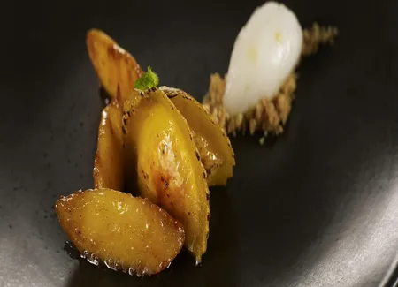 Ravioli de crème brûlée, sorbet de cidre, pomme caramélisée, crumble d'amande