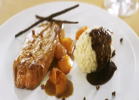 Risotto alfredo, foie gras de canard poêlé, abricots rôtis à la vanille et sauce marsala, poivre de sichuan