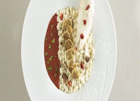 Risotto aux champignons de paris - aubergines et poivrons rouges - et filets de rouget au coulis de poivron