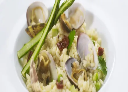 Risotto aux palourdes, petits pois et asperge verte
