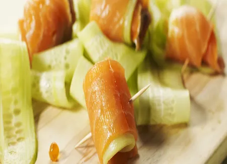 Roulés de saumon fumé et concombre