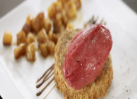 Sablé au comté, poire poêlée, glace au poulsard et poivre long