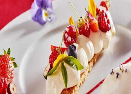 Sablé breton, mousse de mascarpone aux fruits rouges, fleurs sauvages et crème glacée à la lavande