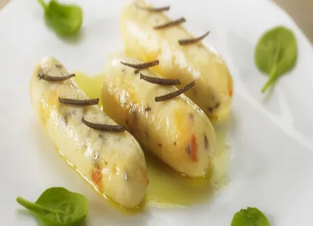 Saint-jacques en petits boudins légèrement truffés, sauce truffe