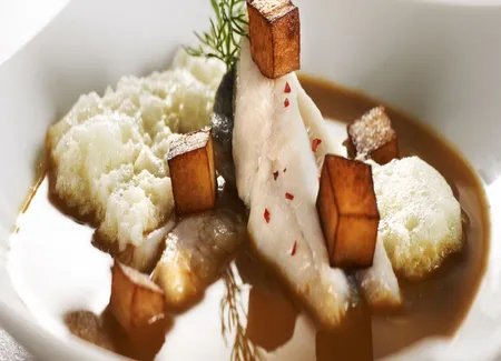 Saint pierre poche dans une soupe de poisson, émulsion de pommes de terre fromage blanc fenouil
