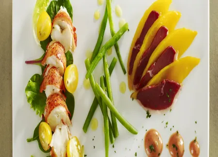 Salade de homard tiède et haricots verts, julienne de mangue