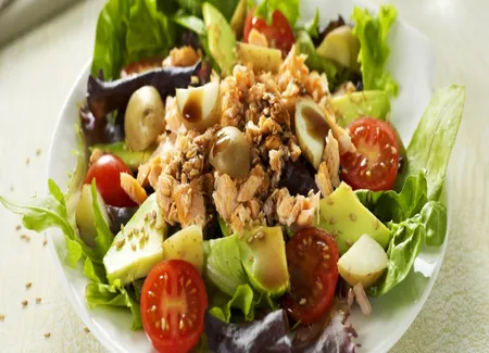 Salade de pommes de terre au saumon et à l'avocat
