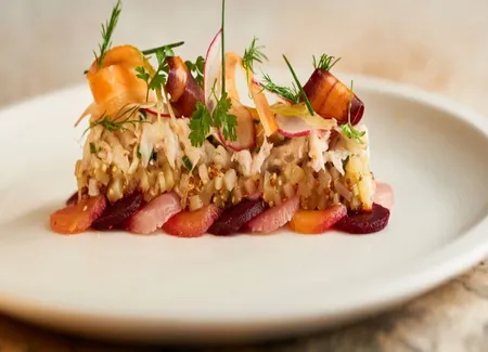 Salade de pommes de terre à la moutarde à l'ancienne, effilochée de raie, betteraves de couleurs confites et copeaux de légumes