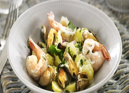 Salade de pommes de terre, moules et crevettes