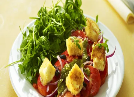 Salade de tomates à la feta panée