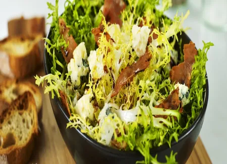 Salade frisée au bleu et au bacon