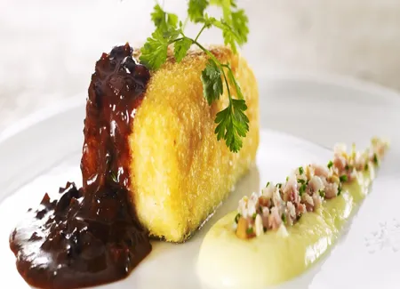 Pièce de saumon en croûte de pomme de terre, concassées de pied de cochon à la cacahuète grillée, purée de panais à l'huile d'olive.
